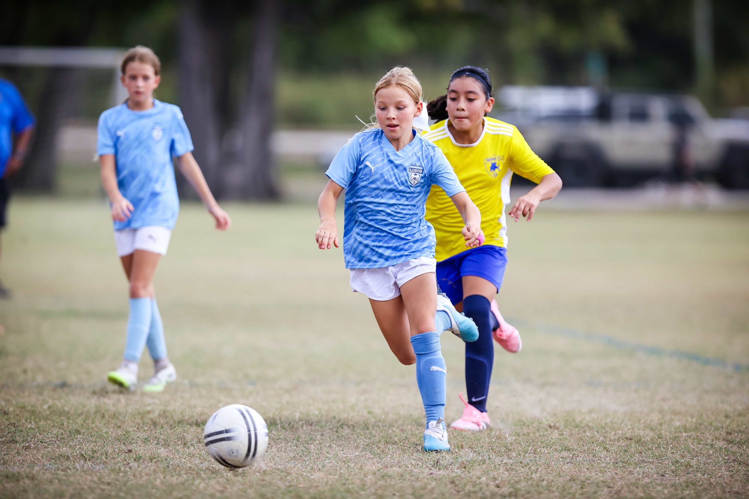 Lobos girls chasing the ball
